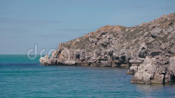 野生海湾的巨大岩石视频的预览图