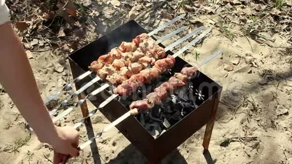烤架上的牛肉烤肉视频的预览图