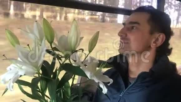 怀着一束白百合花的流亡男子乘公共汽车旅行约会幸福的关系爱情订婚视频的预览图