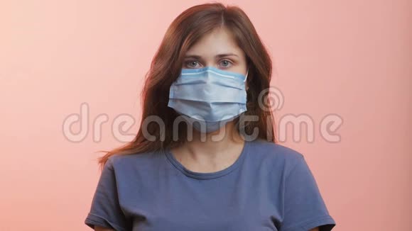 年轻女性戴着防护面罩并显示手势OK概念健康幸存者行为服从检疫视频的预览图