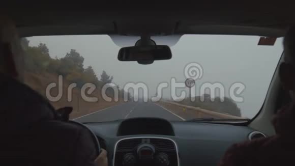 带着云雾在高地公路上行驶视频的预览图