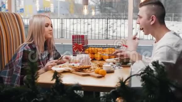 一对夫妇在咖啡馆吃午餐吃甜华夫饼和薄煎饼视频的预览图