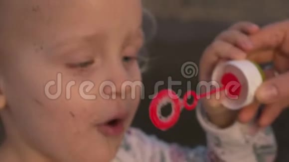 一张女孩脸吹肥皂泡的特写视频的预览图
