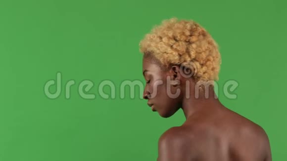 年轻女子美丽金发的特写肖像视频的预览图