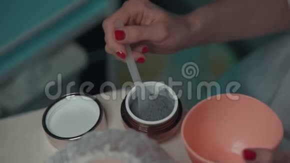 美容师为女性敷用海藻酸钠黑色面膜视频的预览图