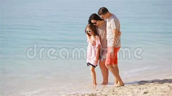 美丽的热带海滩景观让家人享受暑假视频的预览图
