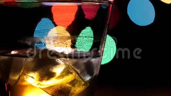 酒吧的威士忌视频的预览图