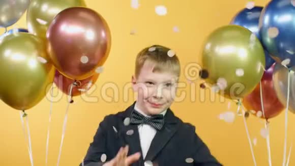有趣的男孩跳舞庆祝生日用气球和飞行纸屑视频的预览图