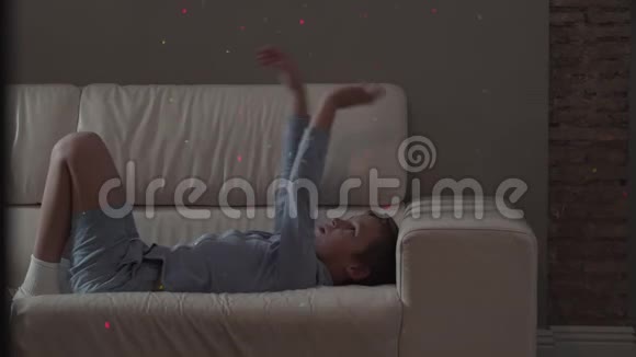 贪玩的孩子想捕捉圣诞照明的激光点视频的预览图