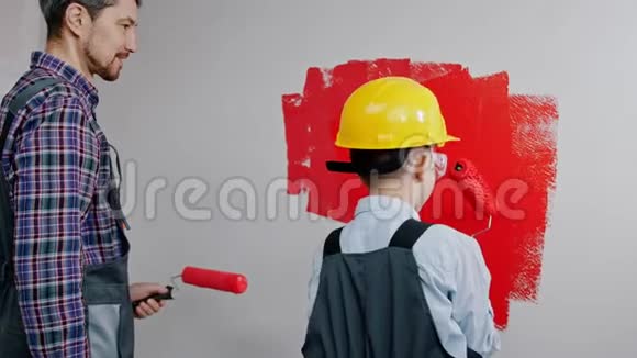 公寓翻新家庭用红色粉刷墙壁视频的预览图