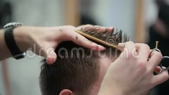 年轻人理发店理发用剪刀和梳子特写剪发大师视频的预览图