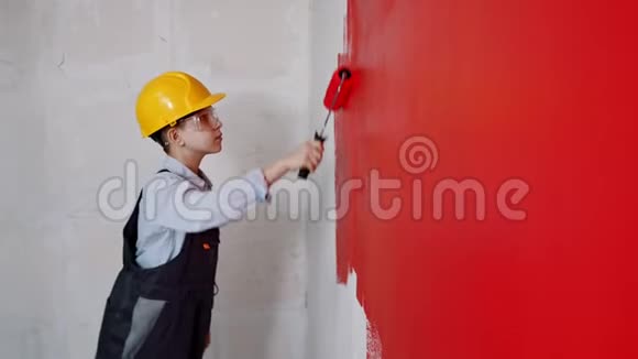 公寓翻新一个小男孩用红色画墙视频的预览图