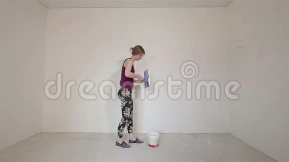 工人粉刷墙壁视频的预览图