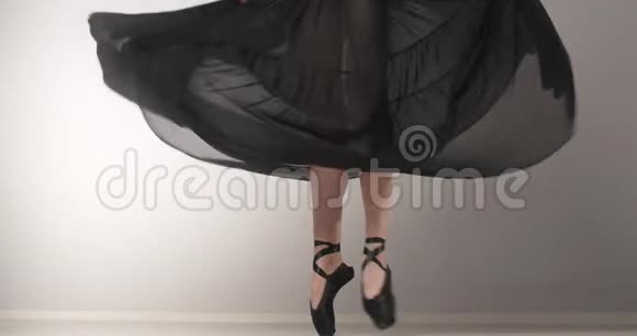 跳舞的芭蕾舞女的腿站在她的尖角鞋的末端女人在她的脚趾上跳舞穿着长裙子的舞者视频的预览图