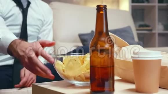 商人在家放松喝啤酒视频的预览图