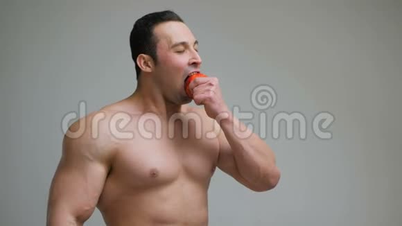 英俊的肌肉男吃白底苹果有机食品与健康理念视频的预览图