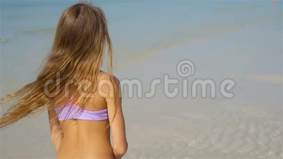 可爱快乐的小女孩在海滩度假玩得开心视频的预览图