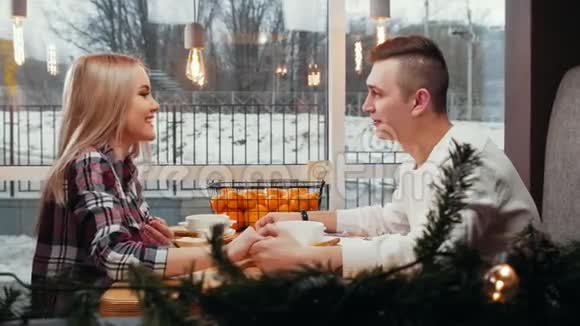 一对可爱的夫妇在吃午饭一个男人给他的女朋友礼物视频的预览图