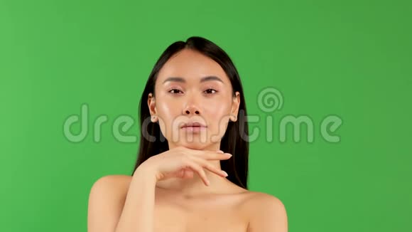 浅绿色背景的快乐年轻亚洲女人视频的预览图