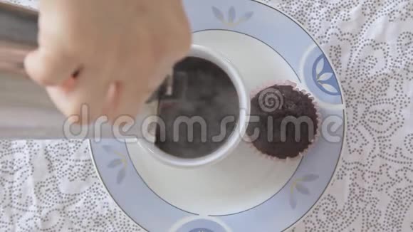 女人的手在杯子上倒咖啡视频的预览图
