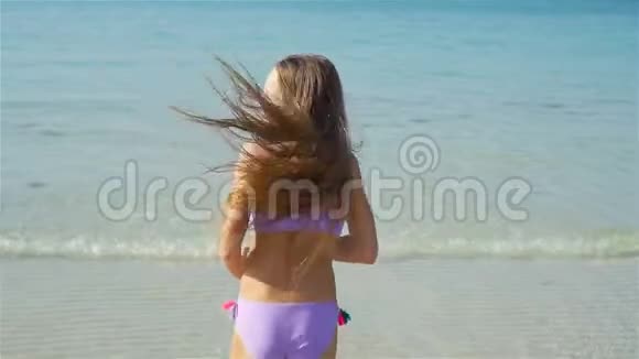 可爱快乐的小女孩在海滩度假玩得开心视频的预览图