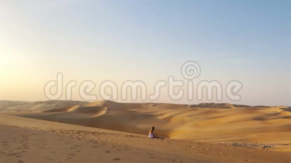 阿拉伯联合酋长国RubalKhali沙漠沙丘中的女孩视频的预览图