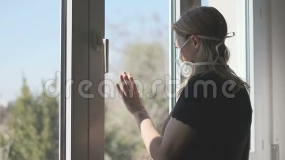 隔离女开窗用新鲜空气对抗冠状病毒检疫爆发视频的预览图