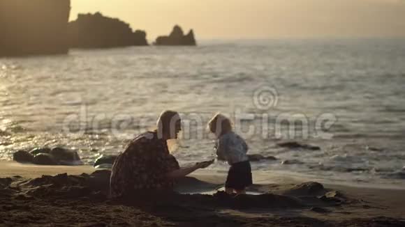 与心爱的女儿共度美好时光海滩上的乐趣视频的预览图