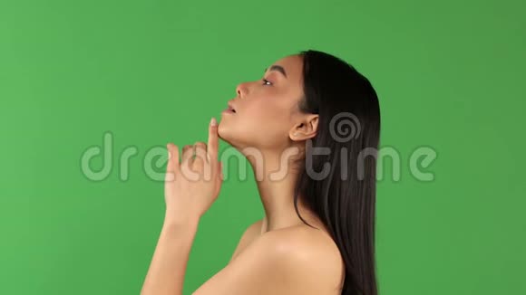 一个愤怒的年轻亚洲女人被隔离在绿色背景下的特写镜头视频的预览图