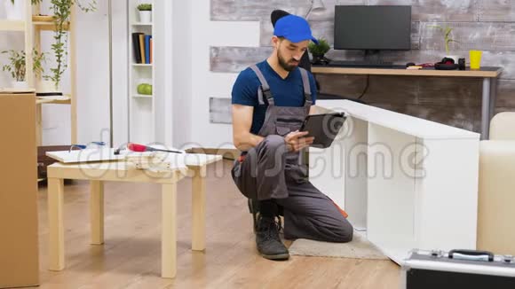 使用现代家具装配技术的男性工人视频的预览图