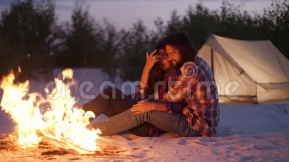 旅游情侣露营在大自然的篝火户外视频的预览图