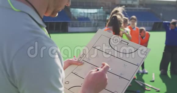 曲棍球教练与女运动员制定游戏计划视频的预览图
