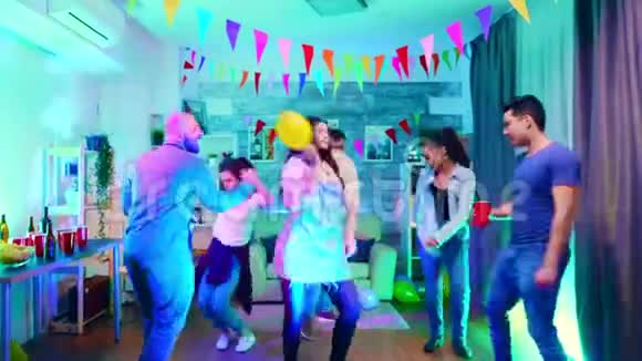 放大了美丽的白种人和她的朋友们在派对上用霓虹灯跳舞的镜头视频的预览图