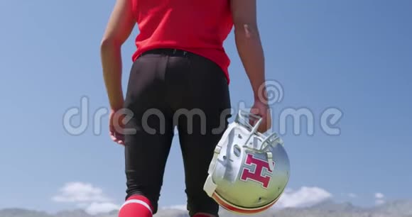 美国足球运动员带着头盔走路视频的预览图