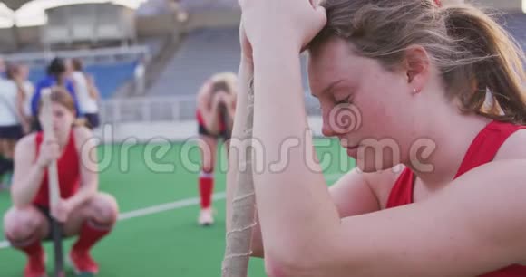 女冰球运动员在比赛后悲伤视频的预览图