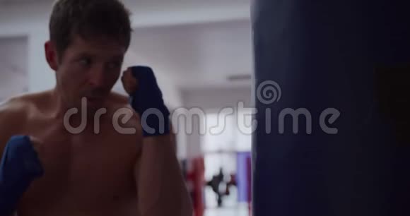 白人男子在拳击场使用拳击袋视频的预览图