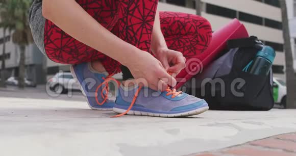 白人女人系鞋带视频的预览图