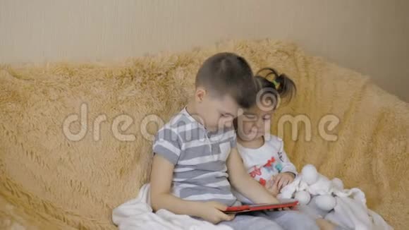 在客厅里使用数字平板电脑的幼儿视频的预览图