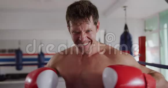 愤怒的白种人拳击场上视频的预览图