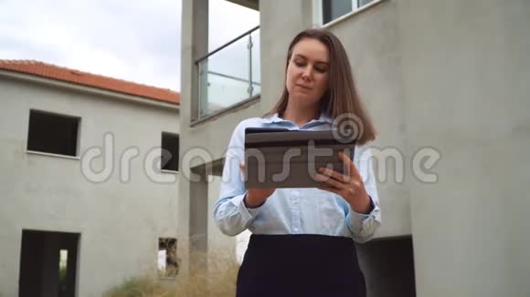 女承包人前新建建筑施工视频的预览图