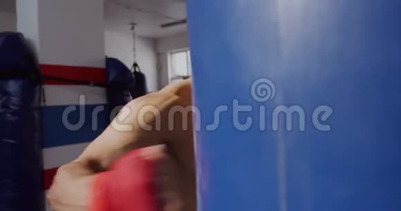 白人男子在拳击场使用拳击袋视频的预览图