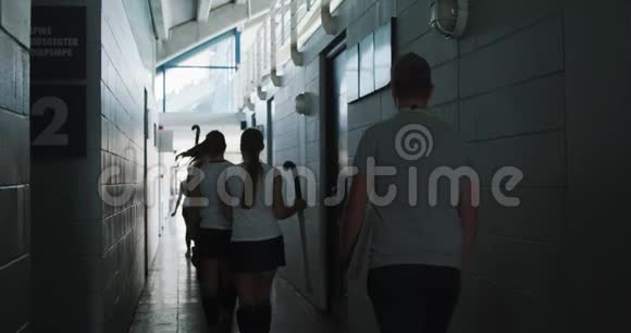 女冰球运动员走出更衣室视频的预览图