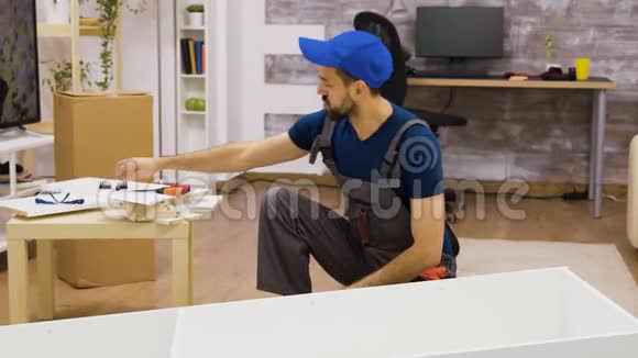 男性工人在家具装配前戴防护眼镜视频的预览图