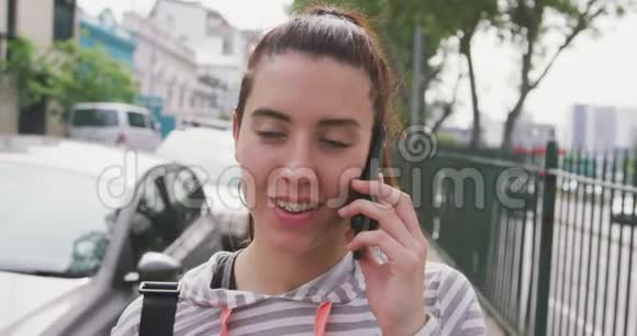 高加索女人在打电话视频的预览图
