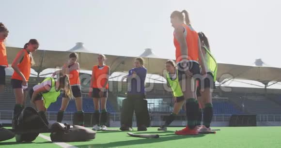 女子曲棍球运动员在球场上运动视频的预览图