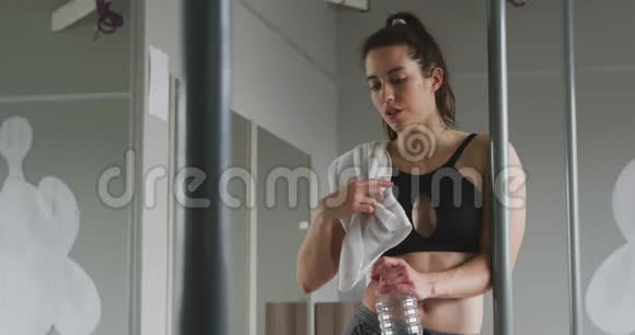 高加索女人喝水视频的预览图