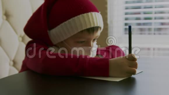 生病的小男孩穿着红色毛衣戴着红色圣诞老人帽脸上戴着白色防毒面具视频的预览图