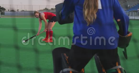 女子冰球运动员在球场上打球视频的预览图