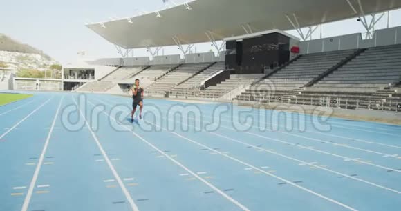 混合赛运动员在体育场跑步视频的预览图
