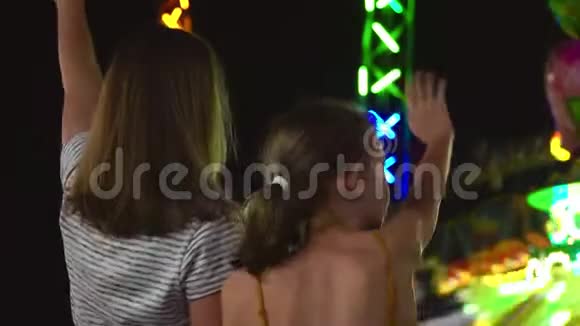 游乐园里的女人和女儿视频的预览图